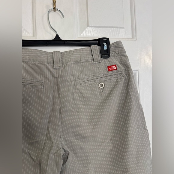 North Face shorts size 12 Bermuda grey white - Picture 4 of 5